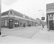 54024 Gezicht op de panden Bloemstraat 95 (links)- lager te Utrecht, vanaf de Bankstraat.